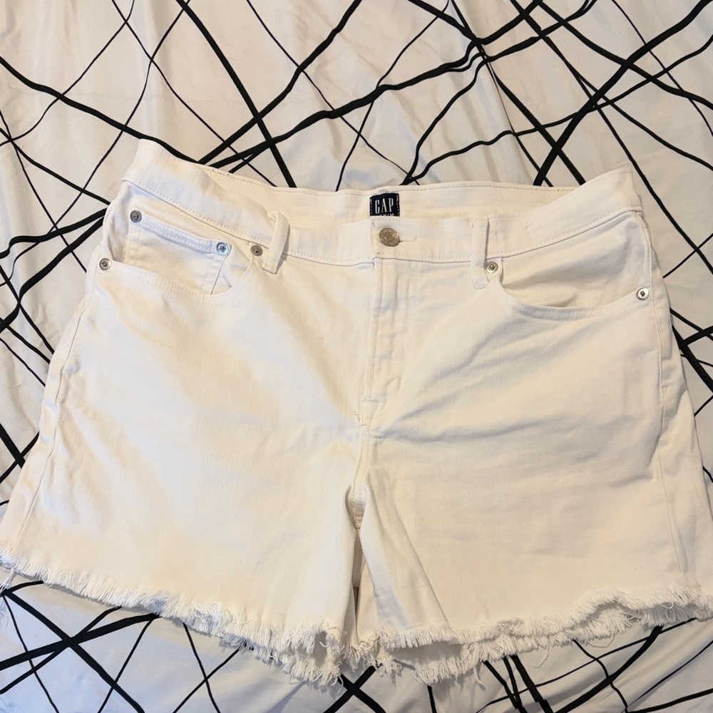GAP Women's white Jean Shorts Size 31